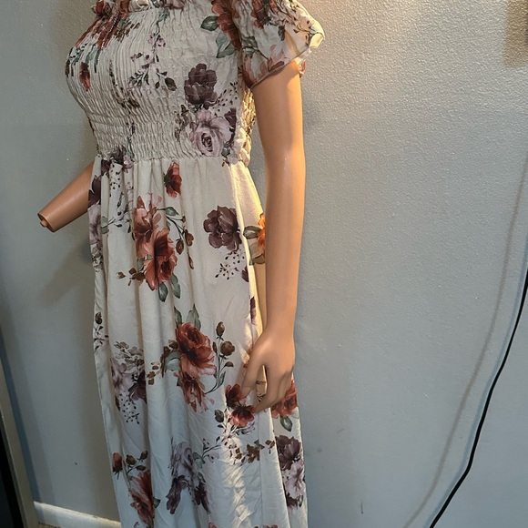 Boohoo Floral Maxi Dress in Cream and Red - Picture 5 of 11